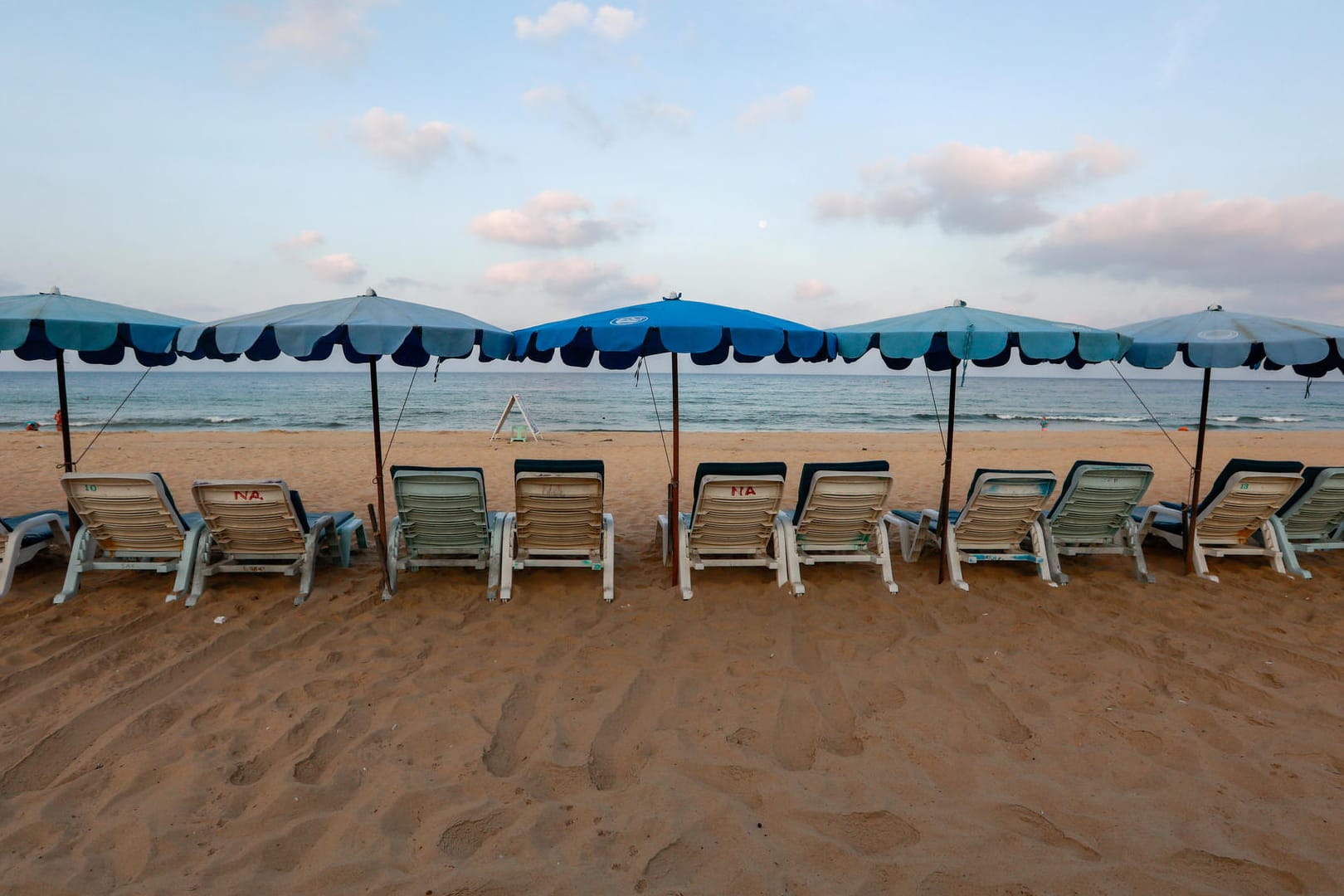 Stand von Phuket, Thailand: Wo sich vor Corona massenhaft Touristen tummelten, herrscht nun gähnende Leere.