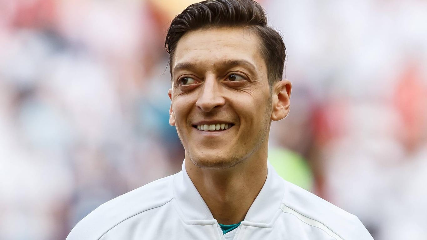 Mesut Özil (Archivbild): Der ehemalige Nationalspieler hat seinem Ex-Verein Rot-Weiss Essen zum Sieg gegen Arminia Bielefeld gratuliert.