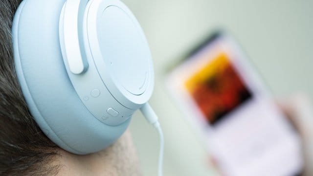 Handytarife, bei denen bestimmte Dienste etwa für Musik-Streaming von einer Tempo-Drosselung ausgenommen werden, verstoßen nach einem Urteil des Europäischen Gerichtshofs gegen EU-Recht. Handytarife, bei denen bestimmte Dienste etwa für Musik-Streaming von einer Tempo-Drosselung ausgenommen werden, verstoßen nach einem Urteil des Europäischen Gerichtshofs gegen EU-Recht.