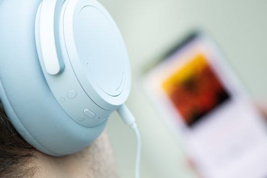 Handytarife, bei denen bestimmte Dienste etwa für Musik-Streaming von einer Tempo-Drosselung ausgenommen werden, verstoßen nach einem Urteil des Europäischen Gerichtshofs gegen EU-Recht.