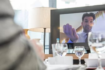 In Zeiten von Corona, Homeoffice und voranschreitende Digitalisierung müssen Führungskräfte ihre Rolle immer wieder neu definieren.