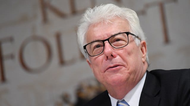 Der britische Bestsellerautor Ken Follett sorgt sich um enseren Planeten. Der britische Bestsellerautor Ken Follett sorgt sich um enseren Planeten.