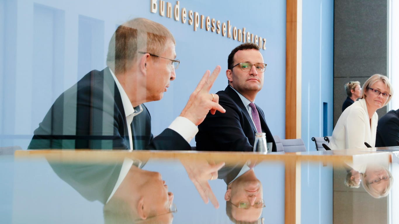 Gesundheitsminister Jens Spahn (M) und Wissenschafts- und Bildungsministerin Anja Karliczek (2.v.r, beide CDU) bei einer Pressekonferenz über ein deutsches Programm zur Unterstützung der Entwicklung eines COVID-19-Impfstoffs.