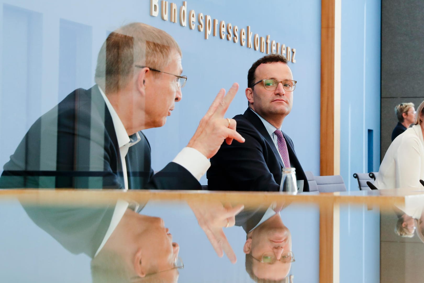 Gesundheitsminister Jens Spahn (M) und Wissenschafts- und Bildungsministerin Anja Karliczek (2.v.r, beide CDU) bei einer Pressekonferenz über ein deutsches Programm zur Unterstützung der Entwicklung eines COVID-19-Impfstoffs.