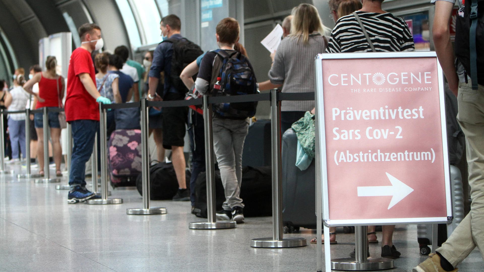 Reiserückkehrer beim Covid-19 Testzentrum im Flughafen Frankfurt: Kostenlose Tests für alle wird es ab heute nicht mehr geben.