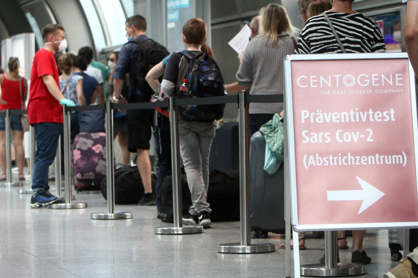 Reiserückkehrer beim Covid-19 Testzentrum im Flughafen Frankfurt: Kostenlose Tests für alle wird es ab heute nicht mehr geben.