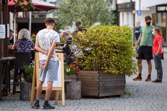 Garmisch-Partenkirchen: Nach einem heftigen Corona-Ausbruch im oberbayerischen Ort ist noch unklar, mit welchen Konsequenzen die mutmaßliche Verursacherin rechnen muss.