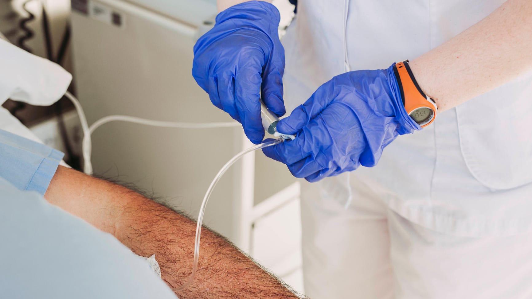 Infusion im Krankenhaus (Symbolbild): Der durchschnittliche Zusatzbeitragssatz zur gesetzlichen Krankenversicherung soll steigen.