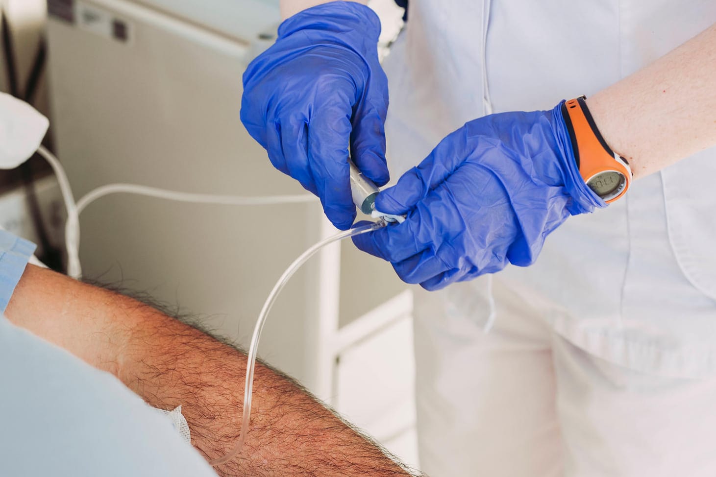 Infusion im Krankenhaus (Symbolbild): Der durchschnittliche Zusatzbeitragssatz zur gesetzlichen Krankenversicherung soll steigen.