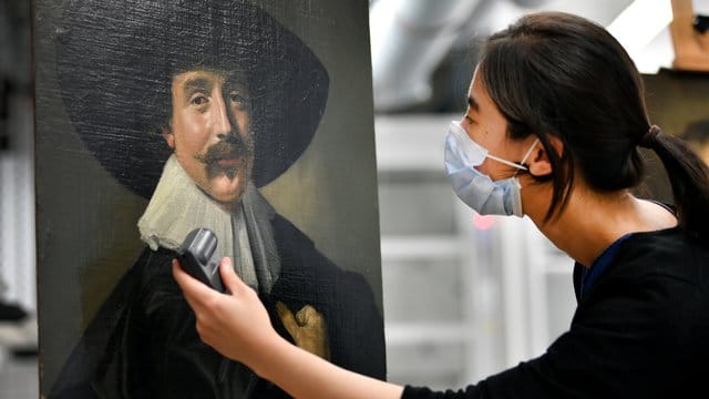 Fuhyi Kuo, Gemälde-Restauratorin der Stiftung Schloss Friedenstein, betrachtet das "Brustbild eines jungen Mannes" von Frans Hals (1582/83-1666). Fuhyi Kuo, Gemälde-Restauratorin der Stiftung Schloss Friedenstein, betrachtet das "Brustbild eines jungen Mannes" von Frans Hals (1582/83-1666).