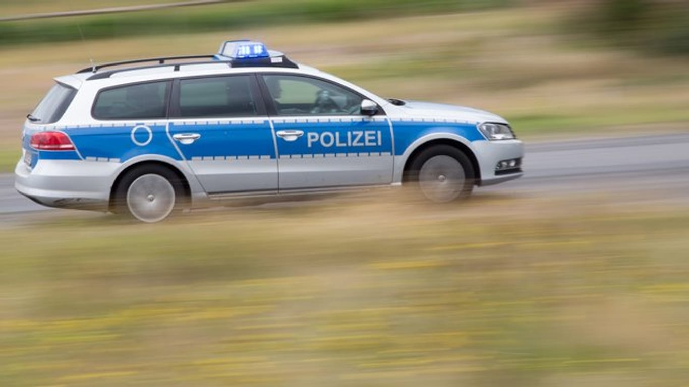 Polizeiwagen: Ein Mann soll in Saarbrücken seine eigene Mutter getötet haben.