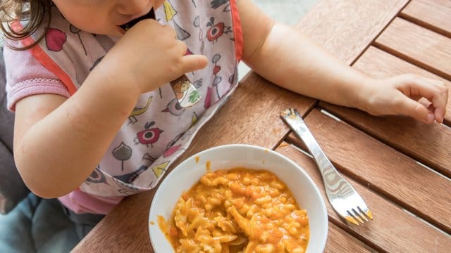 Weniger Limonade und Fast Food: Gerade Kinder brauchen für eine gesunde Entwicklung eine ausgewogene Ernährung. Weniger Limonade und Fast Food: Gerade Kinder brauchen für eine gesunde Entwicklung eine ausgewogene Ernährung.
