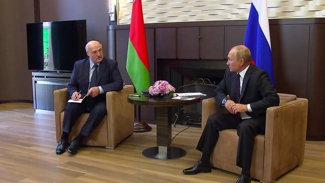 Wladimir Putin (r), Präsident von Russland, unterhält sich mit mit seinem Amtskollegen Alexander Lukaschenko in seiner Sommerresidenz Bocharow Ruchei. Wladimir Putin (r), Präsident von Russland, unterhält sich mit mit seinem Amtskollegen Alexander Lukaschenko in seiner Sommerresidenz Bocharow Ruchei.
