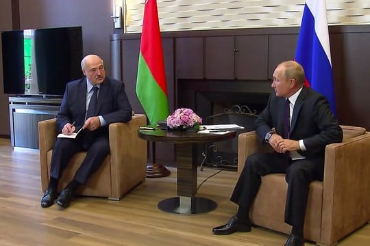 Wladimir Putin (r), Präsident von Russland, unterhält sich mit mit seinem Amtskollegen Alexander Lukaschenko in seiner Sommerresidenz Bocharow Ruchei.