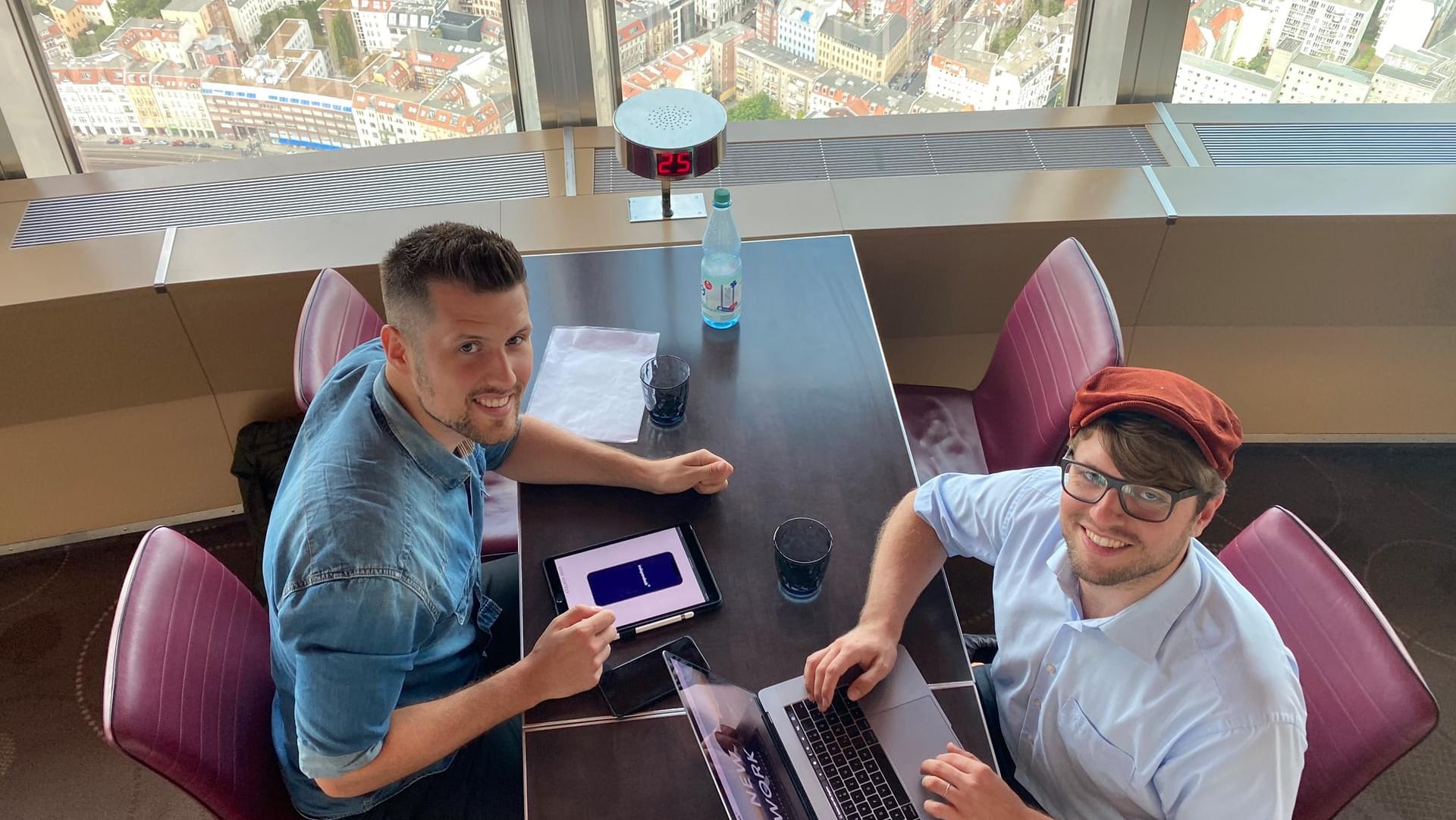 Die Hauptstadt zu Füßen: Die Independesk-Gründer Erik Müller (l.) und Karsten Kossatz sitzen an einem der beiden Tische auf dem Berliner Fernsehturm.