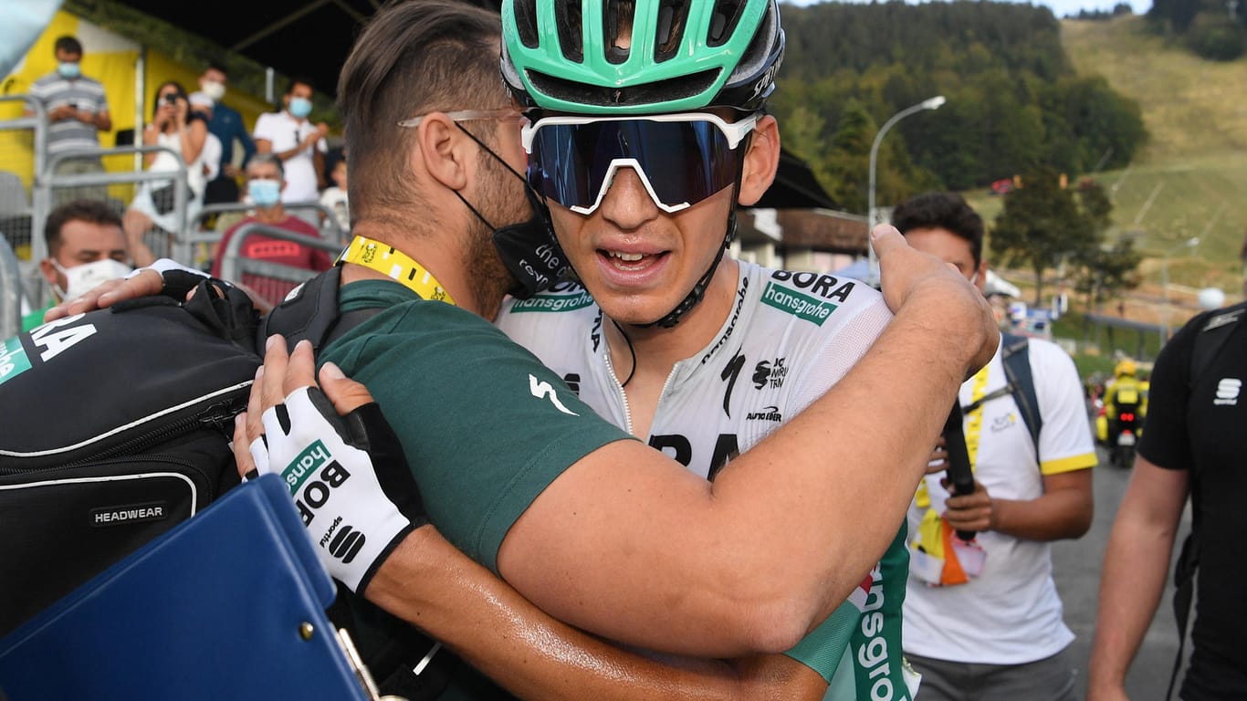 Freude im Ziel: Lennard Kämna sicherte sich einen ersten Tour-Etappensieg.