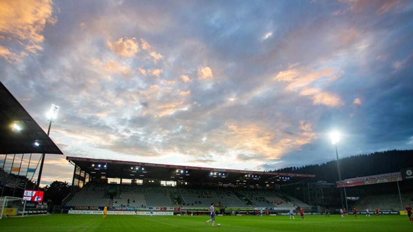 Im Gegensatz zum Schwarzwald-Stadion sollen in der neuen Freiburger Arena vorerst keine Abendspiele stattfinden dürfen.