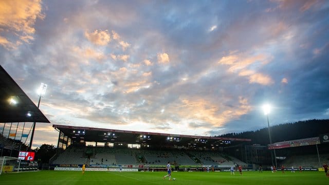 Im Gegensatz zum Schwarzwald-Stadion sollen in der neuen Freiburger Arena vorerst keine Abendspiele stattfinden dürfen. Im Gegensatz zum Schwarzwald-Stadion sollen in der neuen Freiburger Arena vorerst keine Abendspiele stattfinden dürfen.