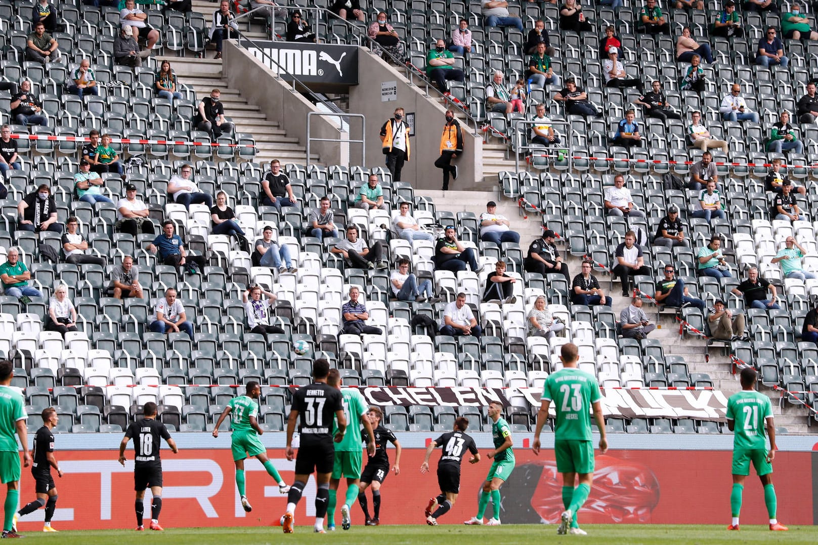 Einigung: Zuschauer auf den Rängen (wie hier hier beim Testspiel zwischen Mönchengladbach und Greuther Fürth) sollen zum Saisonstart wieder in allen Bundesligastadien Normalität sein.