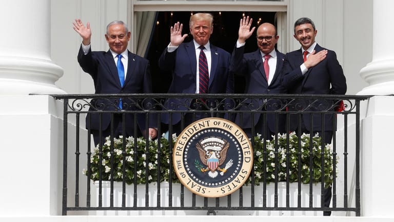 Im Beisein von US-Präsident Donald Trump haben Israel, Bahrain und die Vereinigten Arabischen Emirate ein historisches Abkommen unterzeichnet.