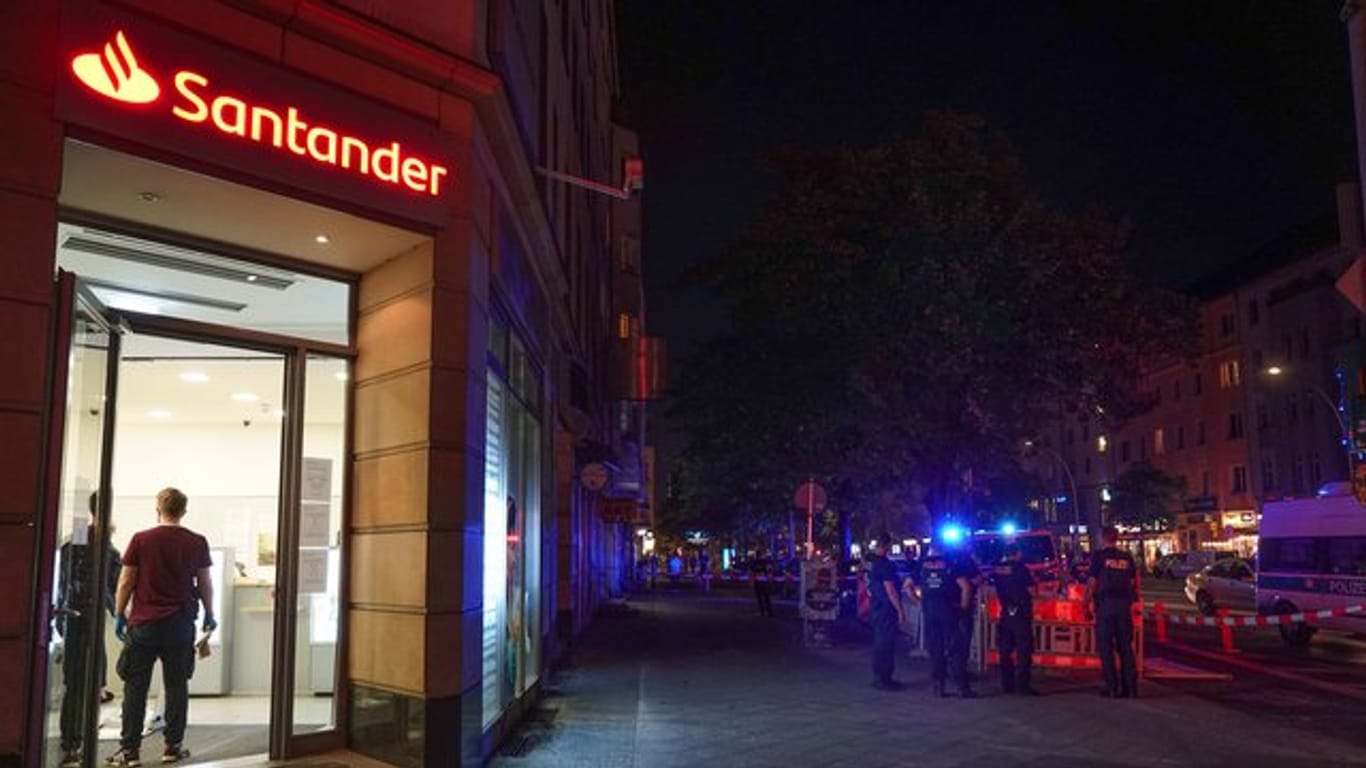 Die betroffene Filiale der Santander-Bank auf der Frankfurter Allee nach dem Überfall: Ein Mann hat die Bank überfallen und wurde anschließend auf der Flucht gefasst.