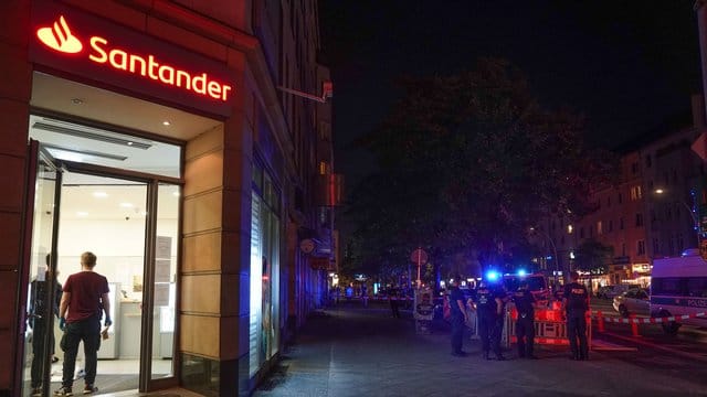 Die betroffene Filiale der Santander-Bank auf der Frankfurter Allee nach dem Überfall: Ein Mann hat die Bank überfallen und wurde anschließend auf der Flucht gefasst.