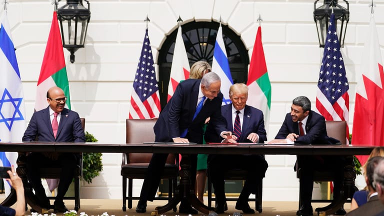 Washington: Abdullatif al-Sajani (l-r), Außenminister von Bahrain, Benjamin Netanjahu, Ministerpräsident von Israel, Donald Trump, Präsident der USA, und Abdullah bin Sajid, Außenminister der Vereinigten Arabischen Emirate, unterzeichnen das Abkommen.