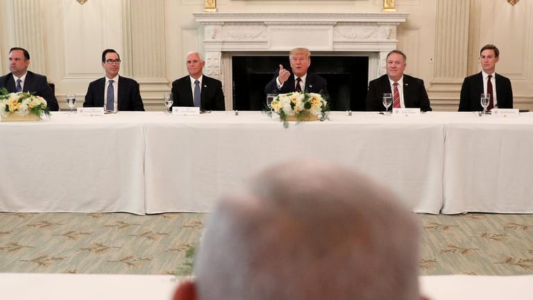 Israels Premier Benjamin Netanyahu blickt auf Donald Trump auf der Gegenseite am Tisch: Kurz vor Unterzeichnung des Abkommens trafen sich die Vertreter der Staaten zum Lunch.