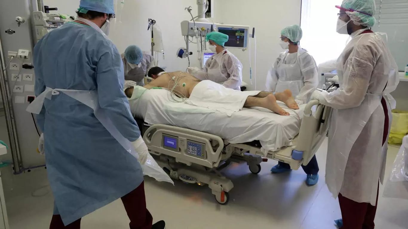 Versorgung eines Covid-19-Patienten in einem Hospital in Marseille.