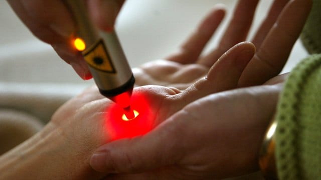 Für eine alternative Heilbehandlung, die wissenschaftlich nicht anerkannt ist, wird ein amtsärztliches Gutachten oder die Bescheinigung des medizinischen Dienstes der Krankenkasse benötigt, um sie von der Steuer abzusetzen. Für eine alternative Heilbehandlung, die wissenschaftlich nicht anerkannt ist, wird ein amtsärztliches Gutachten oder die Bescheinigung des medizinischen Dienstes der Krankenkasse benötigt, um sie von der Steuer abzusetzen.