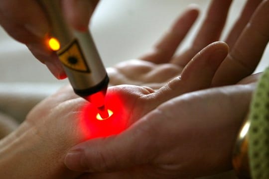 Für eine alternative Heilbehandlung, die wissenschaftlich nicht anerkannt ist, wird ein amtsärztliches Gutachten oder die Bescheinigung des medizinischen Dienstes der Krankenkasse benötigt, um sie von der Steuer abzusetzen.