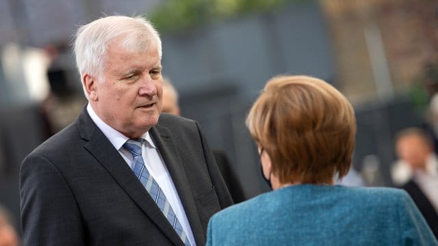 Bundeskanzlerin Angela Merkel und Horst Seehofer, Bundesminister für Inneres, Heimat und Bau, unterhalten sich beim Festakt zum 70-jährigen Bestehen des Zentralrats der Juden.