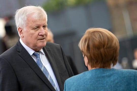 Bundeskanzlerin Angela Merkel und Horst Seehofer, Bundesminister für Inneres, Heimat und Bau, unterhalten sich beim Festakt zum 70-jährigen Bestehen des Zentralrats der Juden.