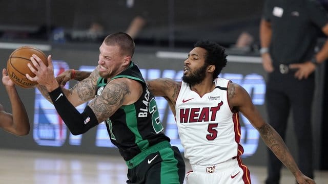 Daniel Theis von den Boston Celtics (l) und Derrick Jones Jr. Daniel Theis von den Boston Celtics (l) und Derrick Jones Jr.