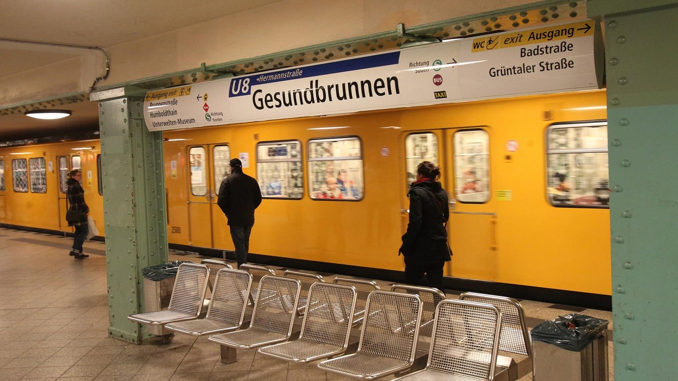 Eine U-Bahn steht an der Haltestelle Gesundbrunnen (Archivbild): Die Angreifer sollen auf seinen Kopf eingeschlagen haben.