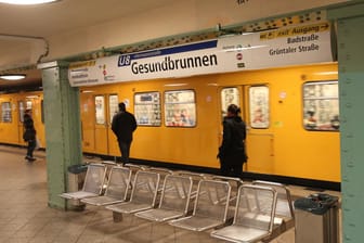 Eine U-Bahn steht an der Haltestelle Gesundbrunnen (Archivbild): Die Angreifer sollen auf seinen Kopf eingeschlagen haben.