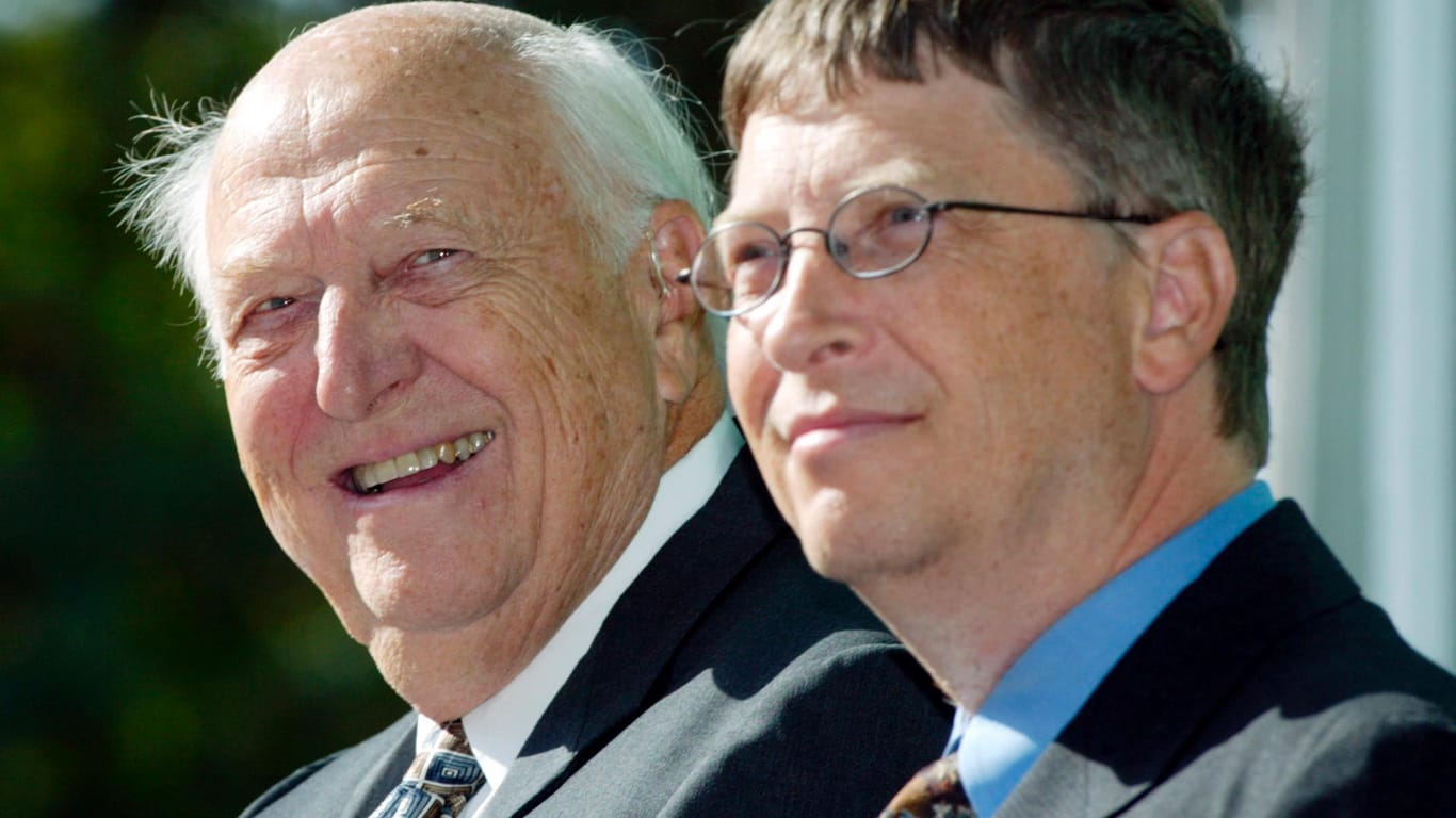 William H. Gates Senior lächelt neben seinem Sohn Bill Gates.
