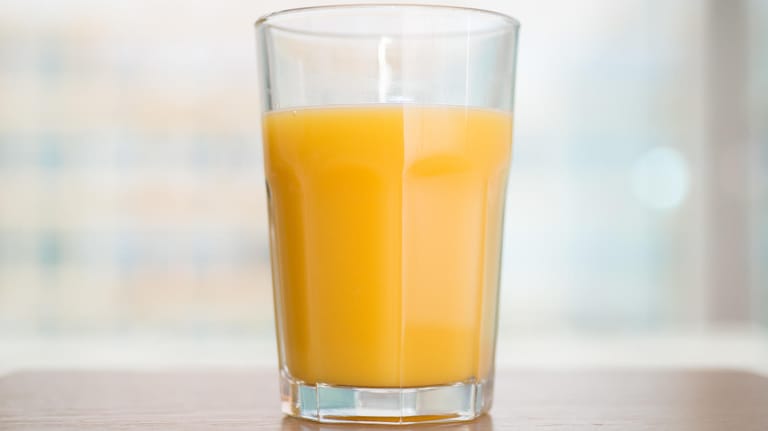 Zahngesunde Ernährung: Den Orangensaft zum Frühstück trinkt man seinen Zähnen zuliebe besser in großen Schlucken.