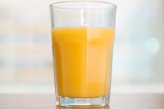 Zahngesunde Ernährung: Den Orangensaft zum Frühstück trinkt man seinen Zähnen zuliebe besser in großen Schlucken.