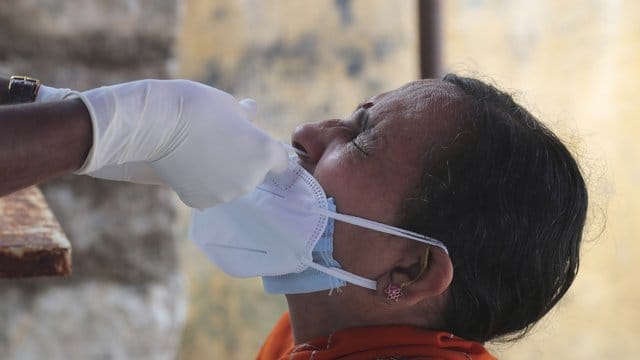 Ein medizinischer Mitarbeiterin der indischen Stadt Hyderabad entnimmt einer Frau einen Nasenabstrich für einen Corona-Test. Ein medizinischer Mitarbeiterin der indischen Stadt Hyderabad entnimmt einer Frau einen Nasenabstrich für einen Corona-Test.
