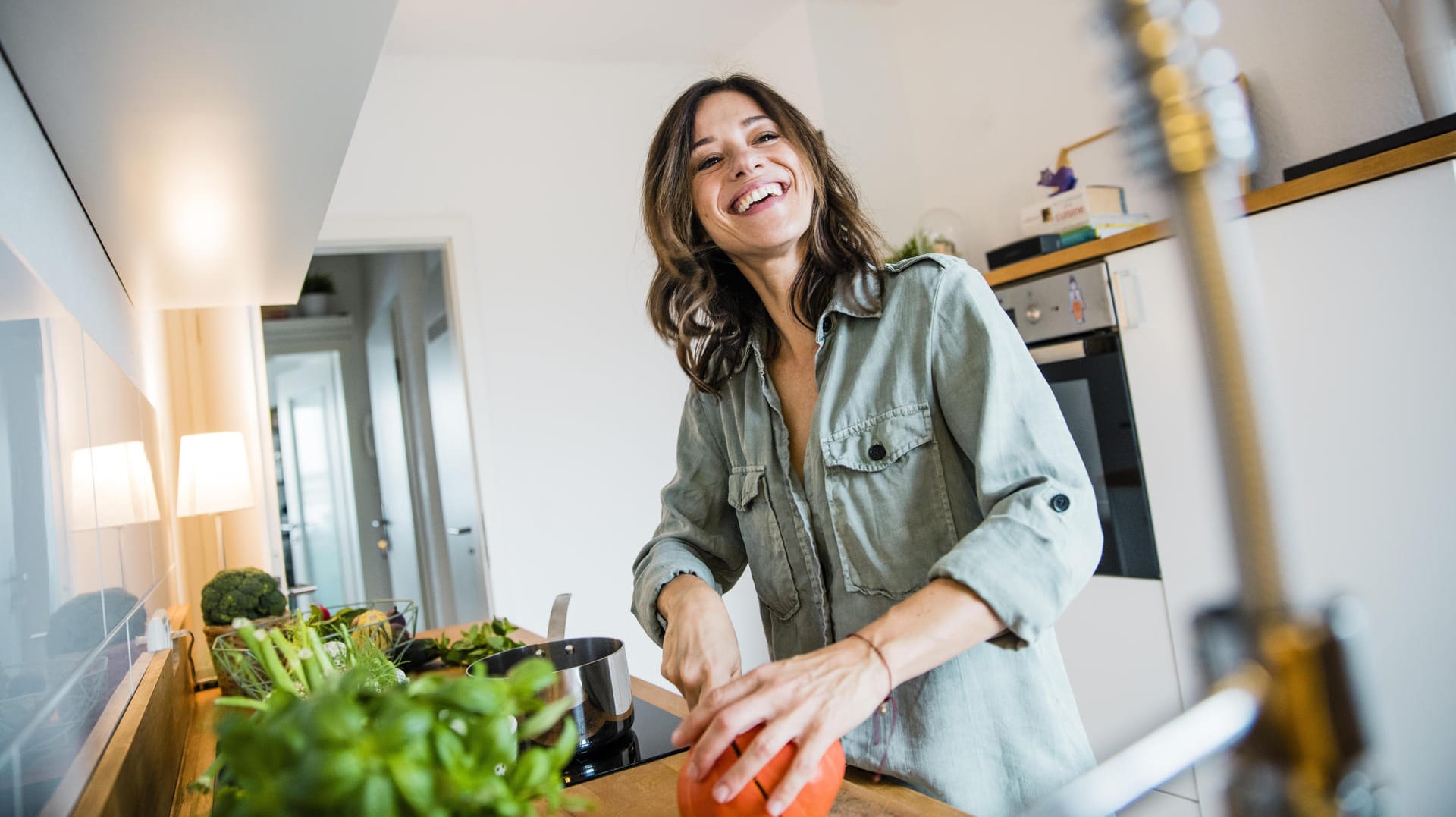 Snack der Wahl: Wer seinen Zähnen etwas Gutes tun will, sollte idealerweise Gemüse knabbern.