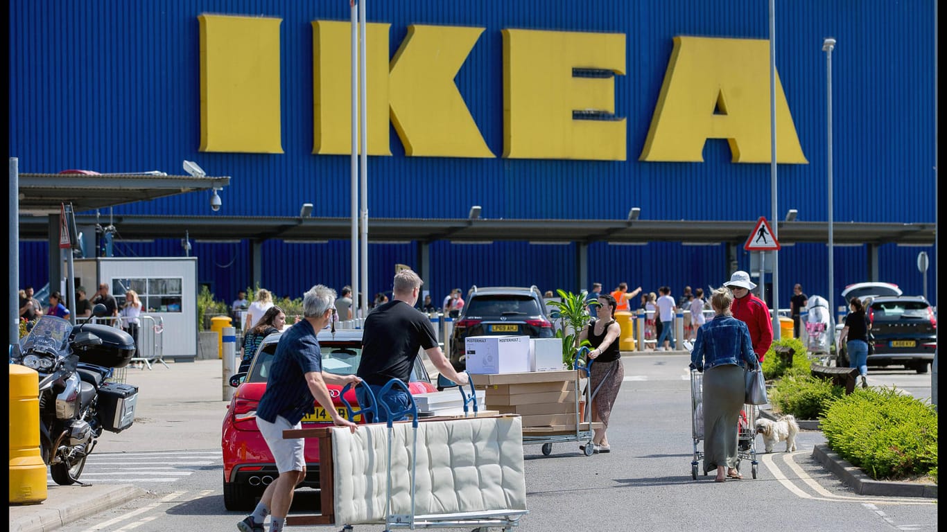 Leute laufen über den Parkplatz vor einem Ikea-Möbelhaus: Ikea will Möbel speziell für die Gamer-Bedürfnisse entwerfen.
