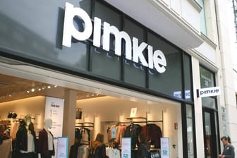 Pimkie: Der französische Damenmodekonzern hat im September seine deutschen Läden unter einen Schutzschirm geschickt. Hier sollen sie sich sanieren. Das Unternehmen litt schon vor der Corona-Krise – vor allem an dem erstarkendem Onlinehandel. Vor zehn Jahren gab es noch mehr als 150 Pimkie-Läden in Deutschland, mittlerweile nur noch 75.