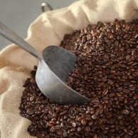 Kaffeeröstung: Schon die rohen Bohnen machen einen großen Unterschied für den Geschmack des Kaffees.