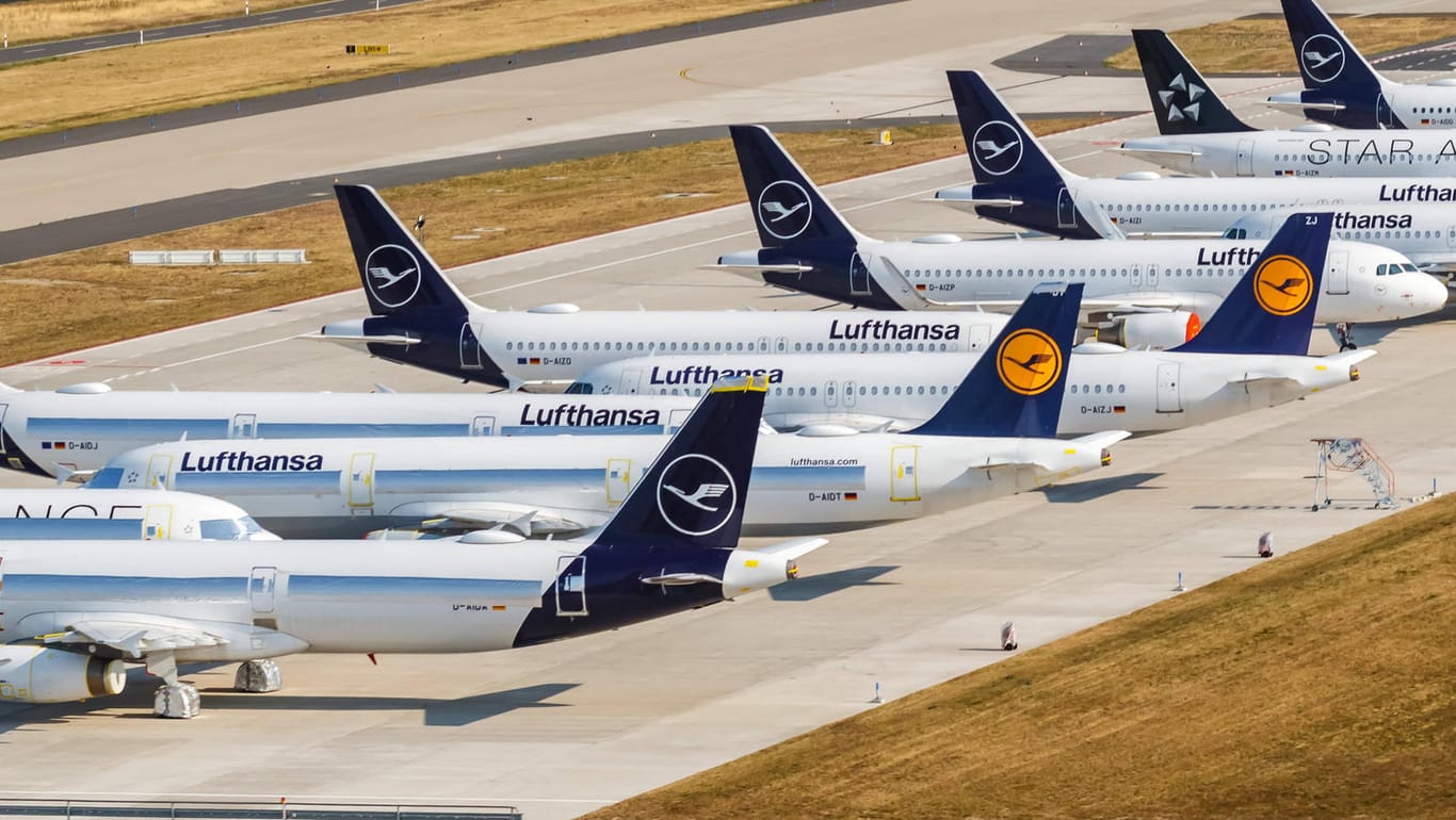 Lufthansa-Flugzeuge parken auf dem Flughafen BER (Symbolbild): Die Airline verkleinert ihre Flotte stark.
