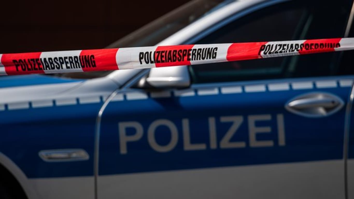 Absperrband der Polizei (Symbolbild): In Kiel ist ein Mann erstochen worden.