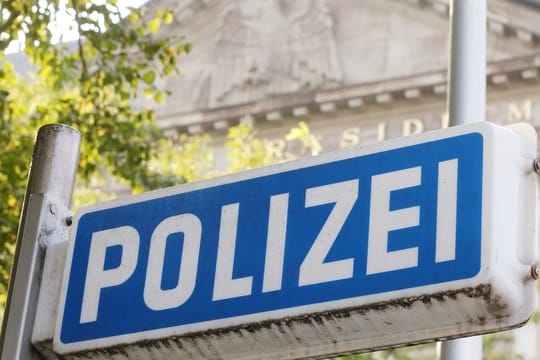 Fast 30 Polizisten in Nordrhein-Westfalen stehen unter Verdacht, jahrelang rechtsextremen Chat-Gruppen angehört zu haben.