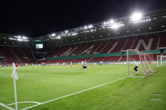 Ein Fußballspiel in der Mainzer Opel Arena: Mit einem Hygienekonzept kann hier laut der neuen Verordnung nun jeder 10. Platz besetzt werden.