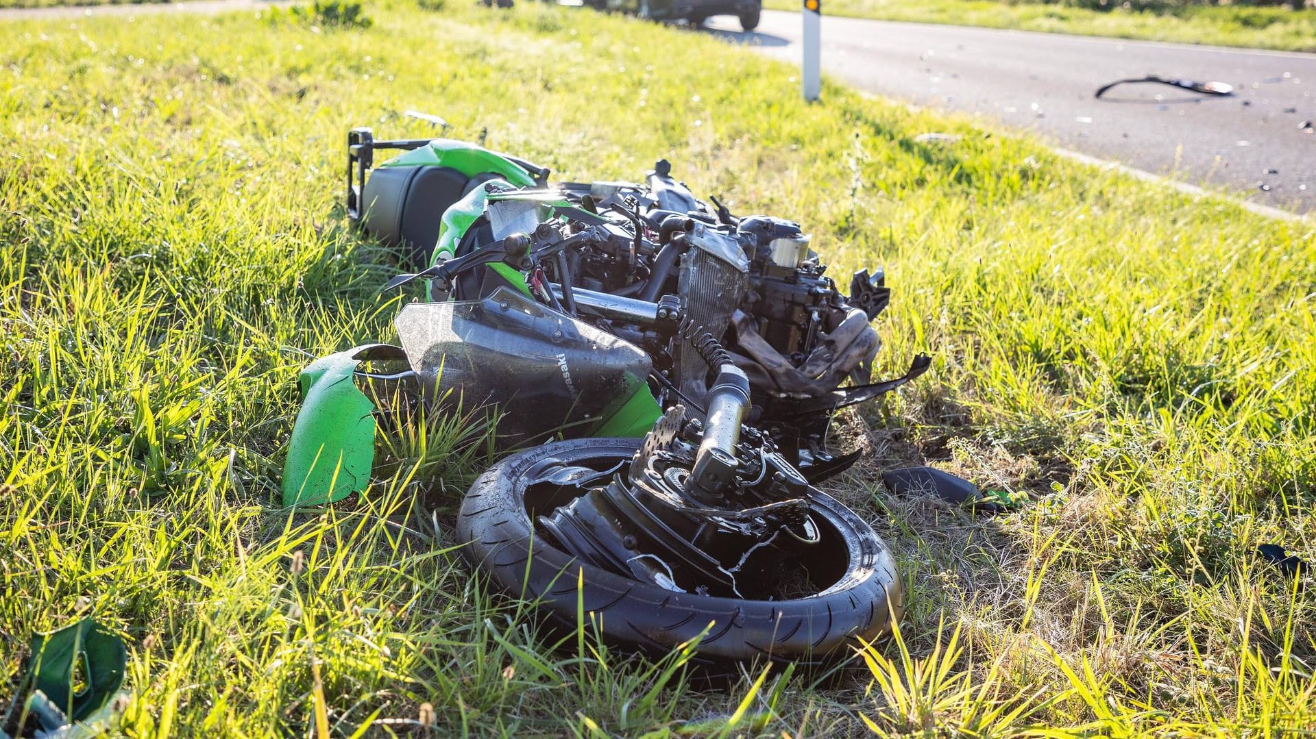 Wermelskirchen: Bei einer Fahrschulstunde ist eine Fahrschülerin mit dem Motorrad tödlich verunglückt. (Symbolbild) Wermelskirchen: Bei einer Fahrschulstunde ist eine Fahrschülerin mit dem Motorrad tödlich verunglückt. (Symbolbild)