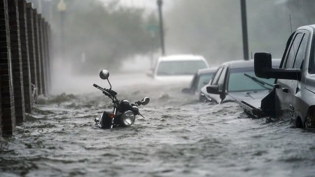 Fahrzeuge stehen auf einer überfluteten Straße in Pensacola, Florida. Fahrzeuge stehen auf einer überfluteten Straße in Pensacola, Florida.